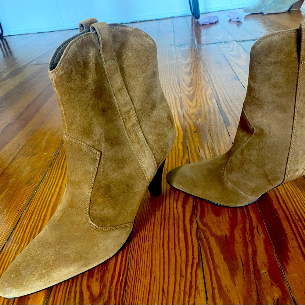 Beautiful never worn booties Marc Fisher, cognac